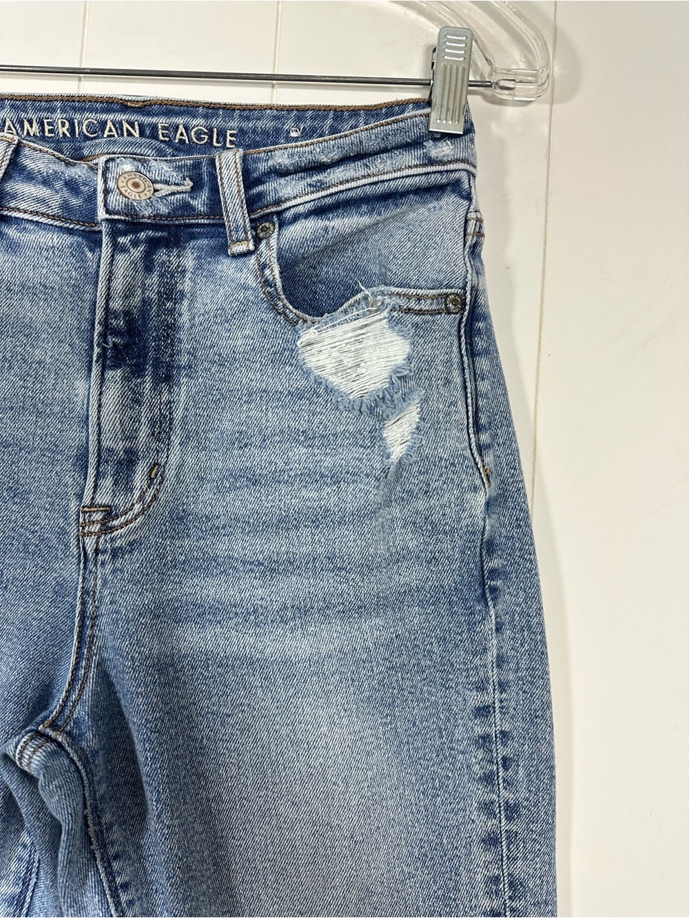 American Eagle Sz 2 Reg Distressed Stretch Mom Jeans Light Blue Denim Stretch - Picture 3 of 16
